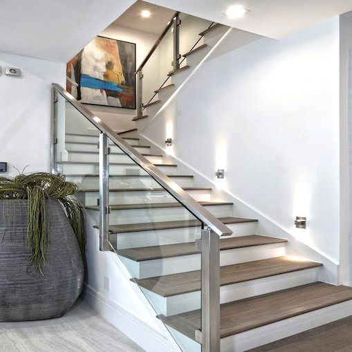 Устанавливается на столбах